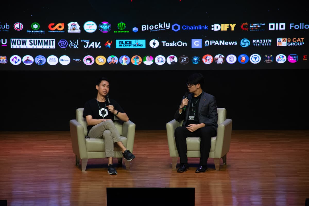 Natthawat presenting at Thammasat University Blockchain Summit (TUBC Summit).