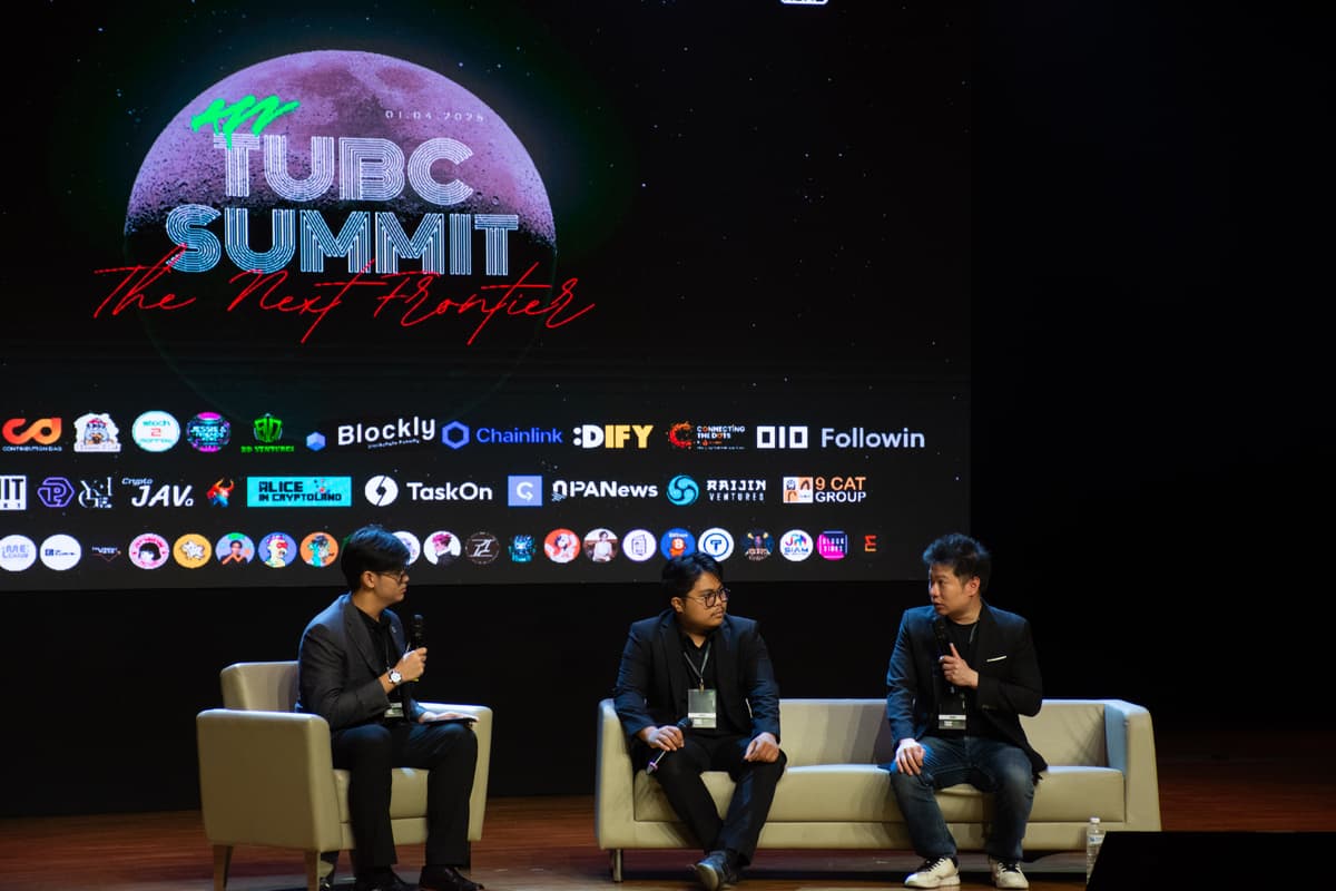 Natthawat moderating the TUBC x JIB AI event, featuring Thuntee Sukchotrat, CEO of JIB AI, as keynote speaker.